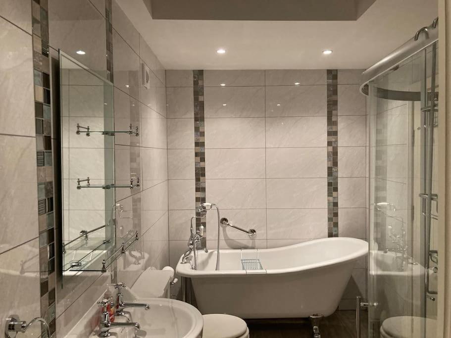 2 Quay Road, Killala. Stunning Sea Front Cottage 외부 사진